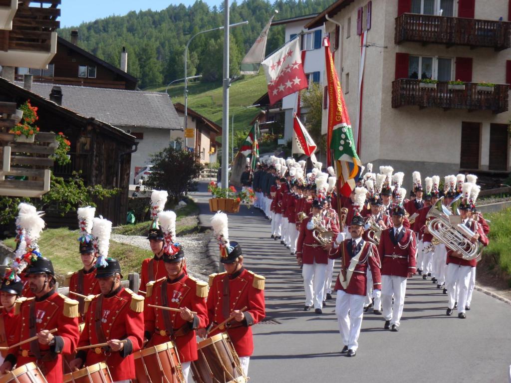 Hotel Restaurant Rothorn Visperterminen Экстерьер фото